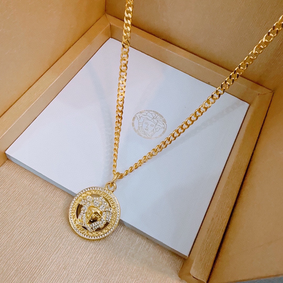 This Versace necklace with the Medusa head is an original single-item piece.
