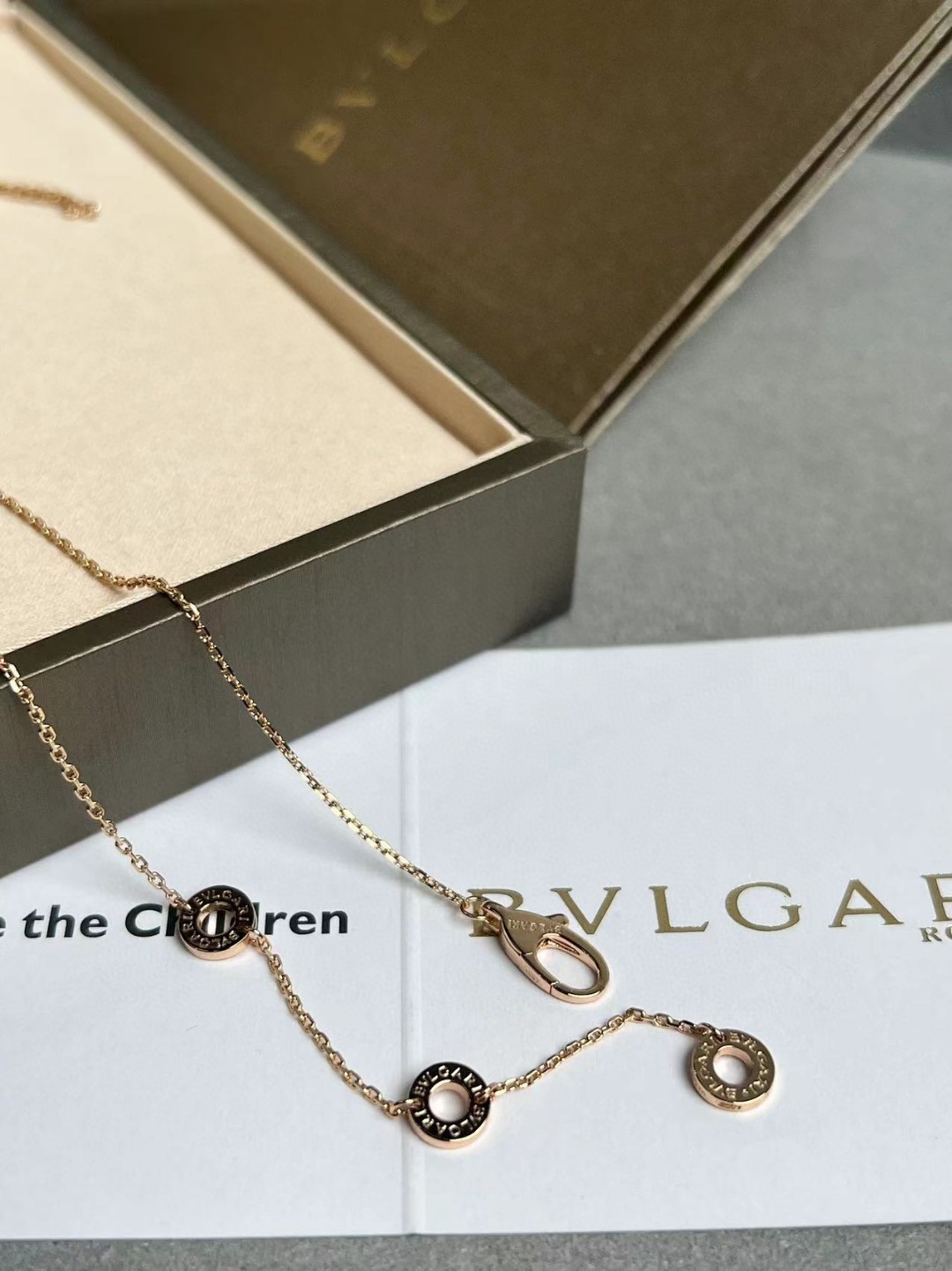 The small fan-shaped jewelry from BVLGARI features an exquisitely petite fan design, which is both delicate and cute. It adds a touch of liveliness and sweetness to your look.