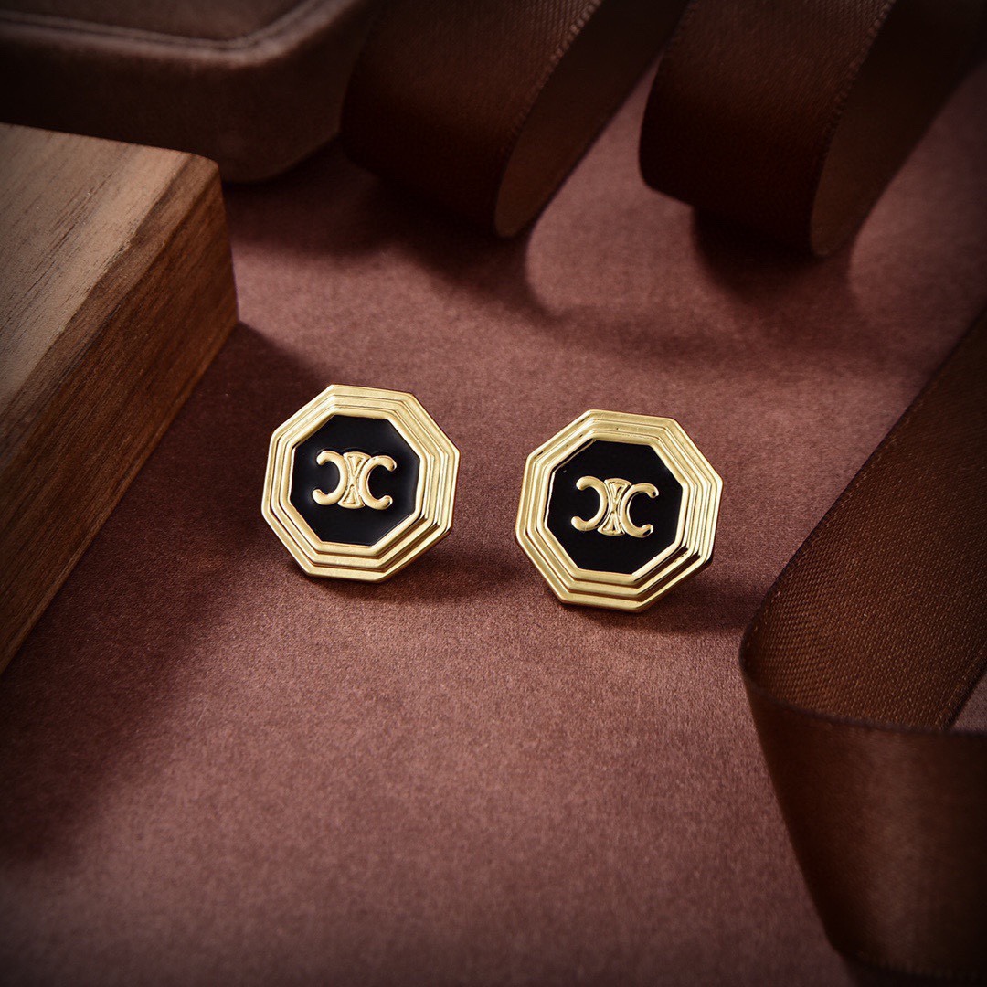 The new Celine Triomphe stud earrings feature a distinctive design, are full of personality, and completely subvert your impression of traditional earrings, making them extremely charming.