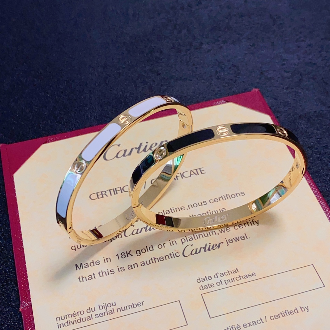 Cartier. The latest release on the Cartier official website 👉🏻 The extremely popular gold and colorful flathead screwdriver bracelet 💥