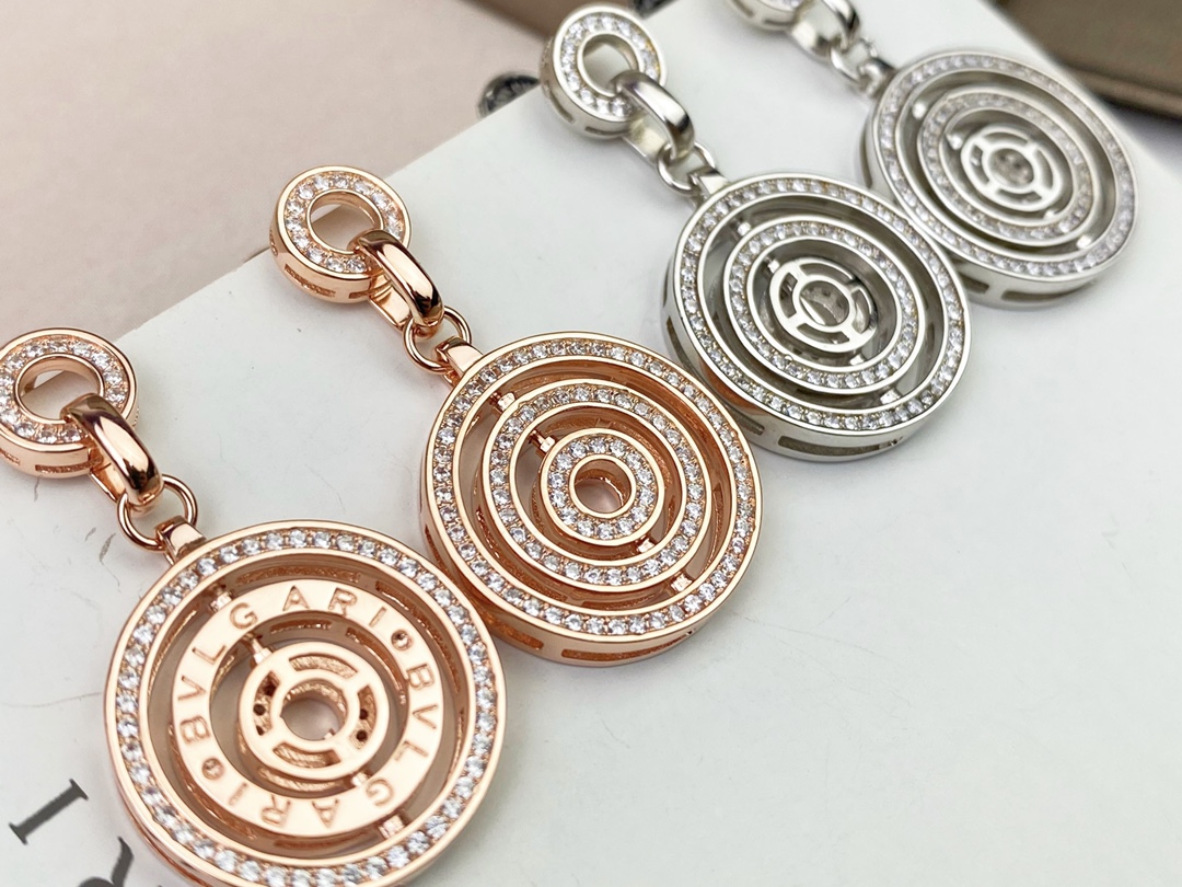 UFO Studs 18. BVLGARI Astrale Series, the lucky-turning stud earrings. They are double-sided and rotatable, with diamonds on one side and the logo letters on the other. 🔥Lucky earrings, made of 925 silver needles. ❣️