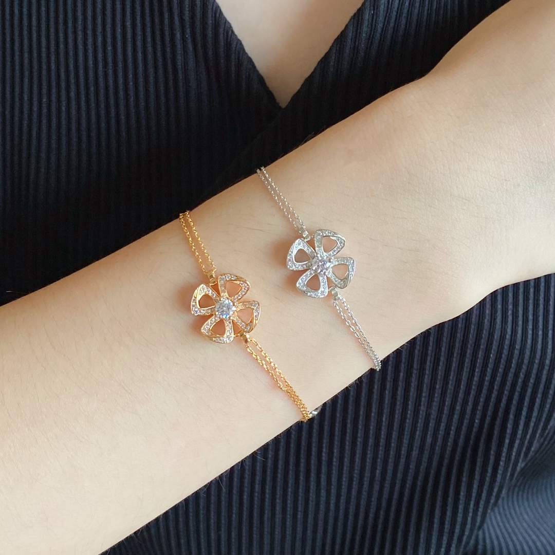 The BVLGARI Fiorever bracelet is a newly released item. The Fiorever flower 🌹 represents the eternal beauty of flowers, making it look passionately adorable. The hollowed-out design gives it a dainty appearance, while the non-hollowed-o
