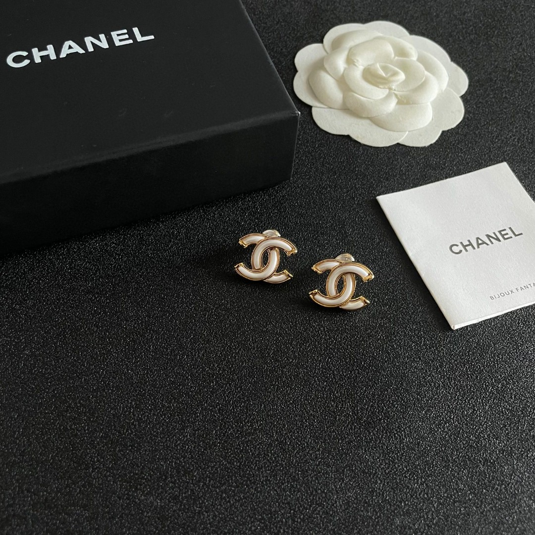 Chanel's vintage stud earrings 👀. There's really no need to elaborate on Chanel's designs. 😘🎶 Each one is stunning, exuding an air of sophistication and elegance, and they truly enhance one's presence.