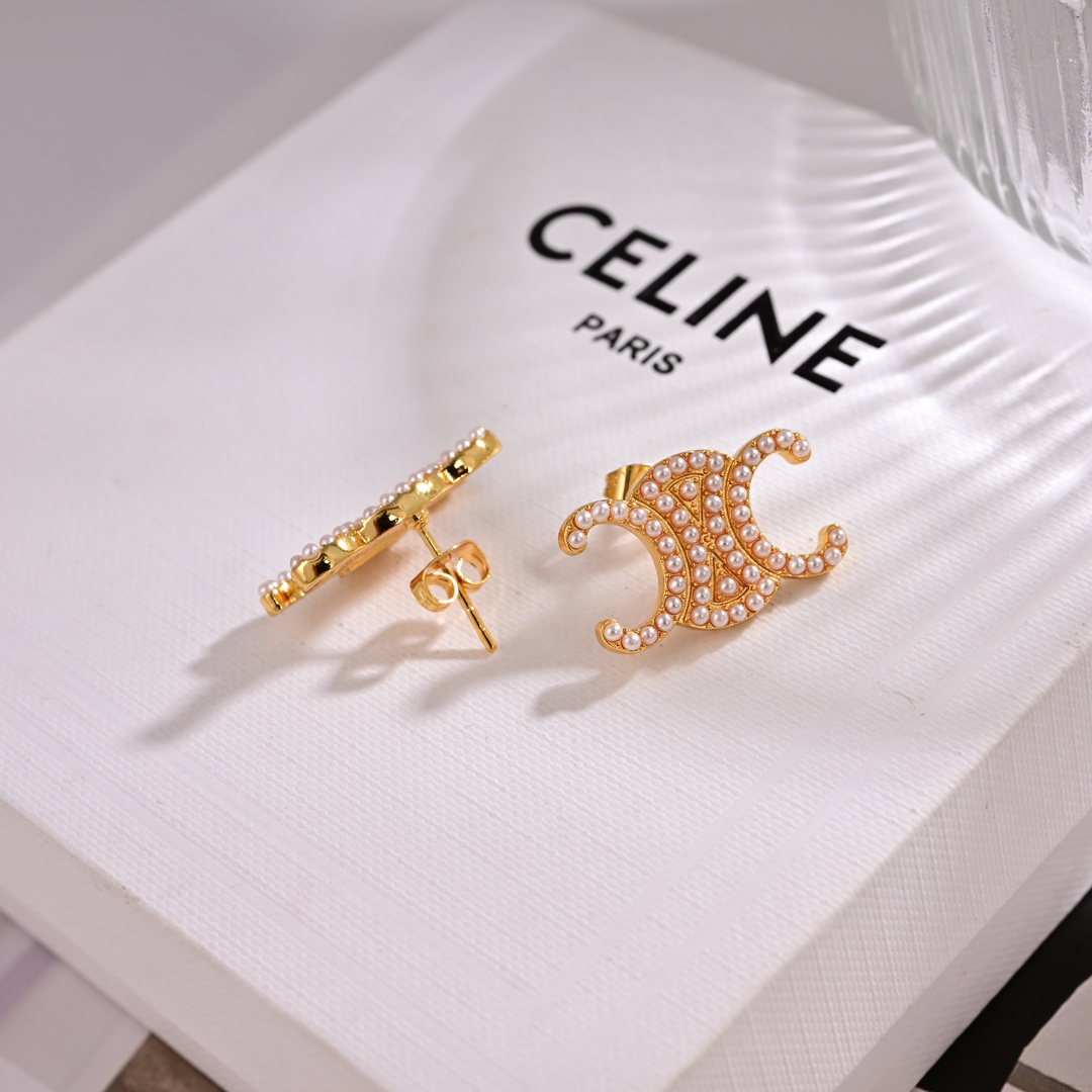 The new Celine stud earrings, the PRECLOUS new arrivals! These simple and stylish earrings 🌟 are uniquely designed, avant-garde, and a must-have for beauties! ❤️