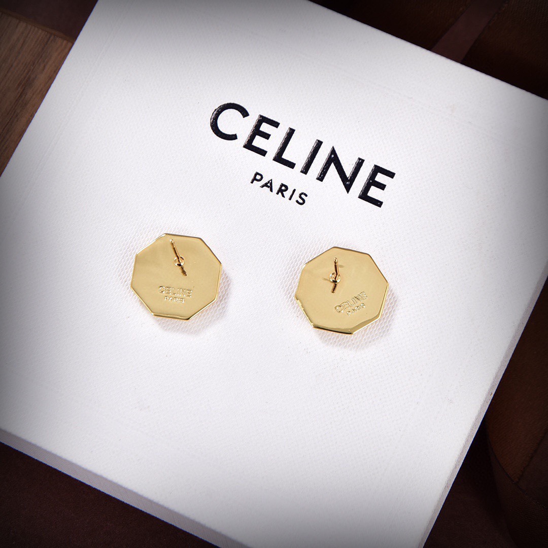 The new Celine Triomphe stud earrings feature a distinctive design, are full of personality, and completely subvert your impression of traditional earrings, making them extremely charming.
