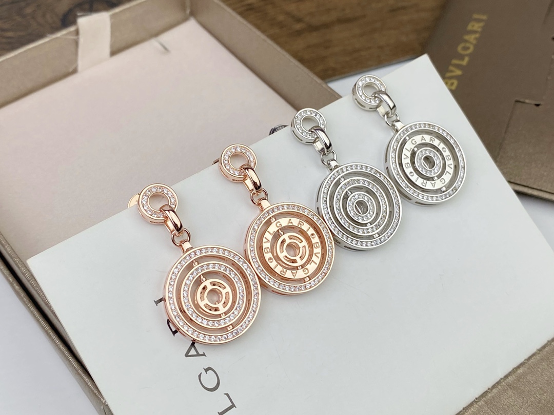 UFO Studs 18. BVLGARI Astrale Series, the lucky-turning stud earrings. They are double-sided and rotatable, with diamonds on one side and the logo letters on the other. 🔥Lucky earrings, made of 925 silver needles. ❣️