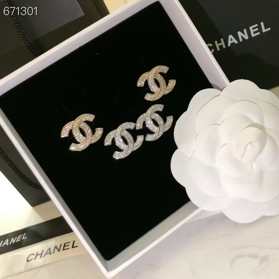Selling like crazy! The top - recommended hit from Chanel 💘 These Chanel earrings with micro - inlaid crystal - studded letter twisted - rope designs and new - style letters 👑 are the same style as those worn by celebrities 👍