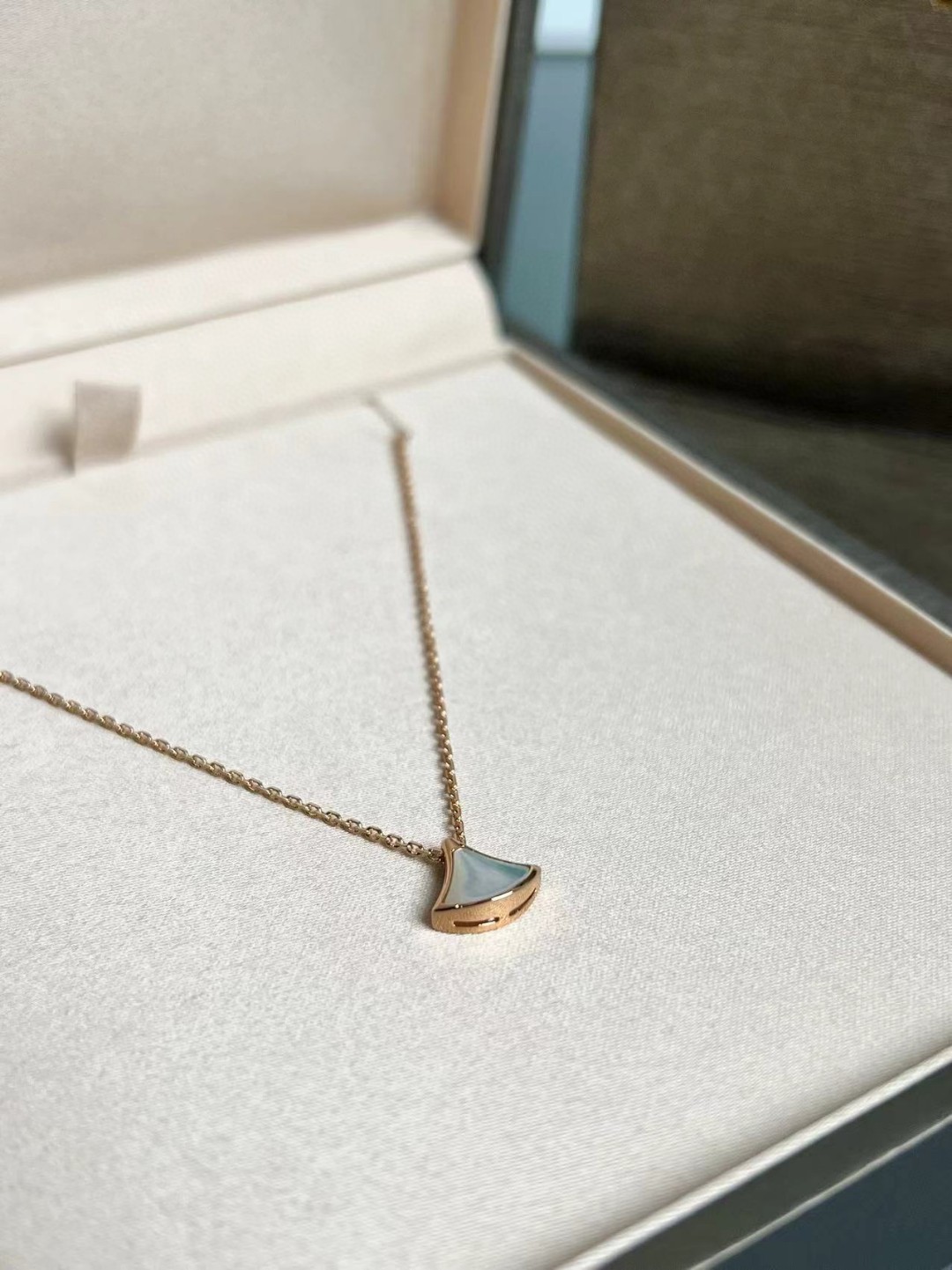 The small fan-shaped jewelry from BVLGARI features an exquisitely petite fan design, which is both delicate and cute. It adds a touch of liveliness and sweetness to your look.
