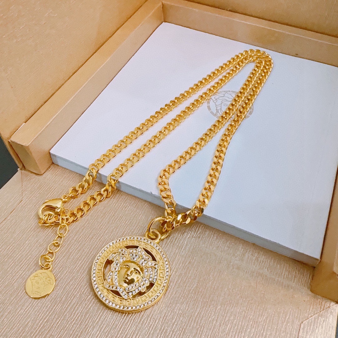 This Versace necklace with the Medusa head is an original single-item piece.