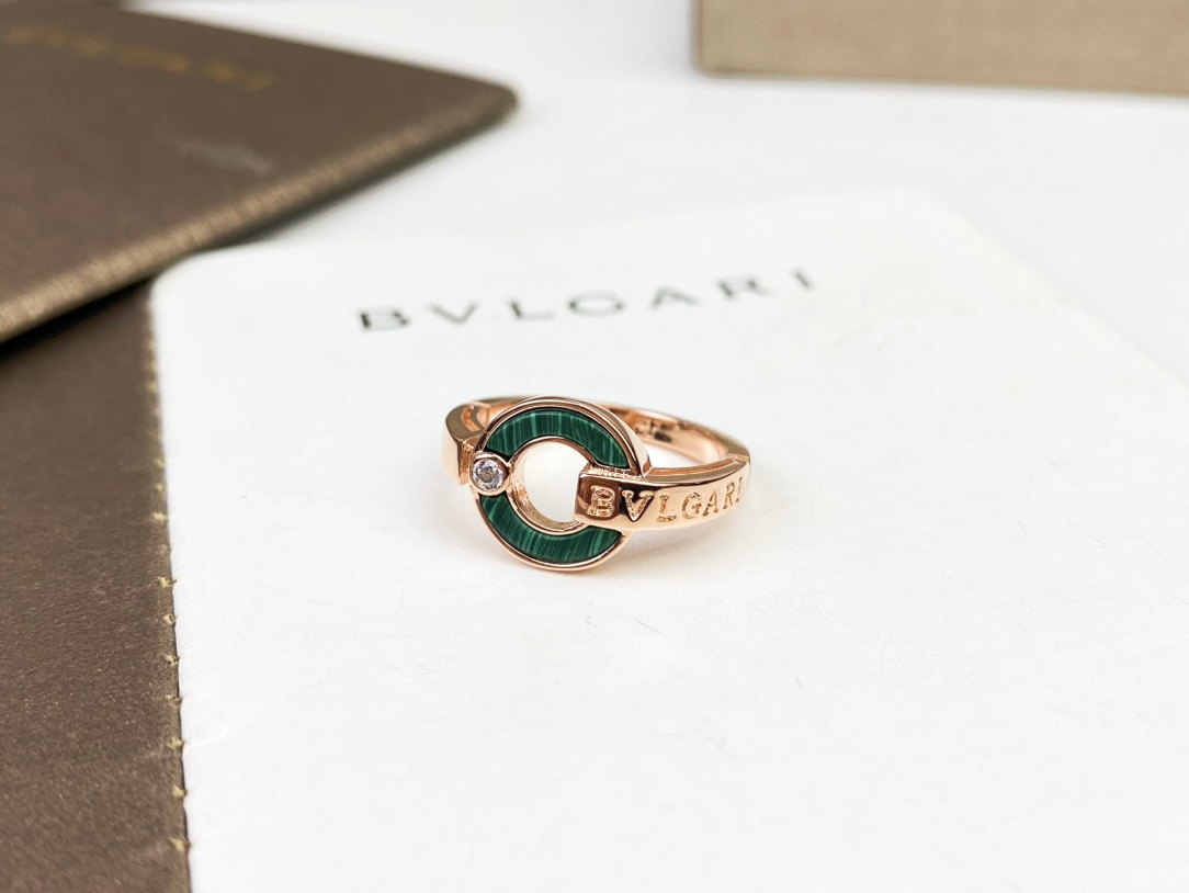 BVLGARI's peacock green letter ring 😍. Exclusive first release. It features high-end hand inlaying with perfect details. ❤️ Since its launch, the popularity of the Roma series has never waned 📣📣. It's in rose gold.