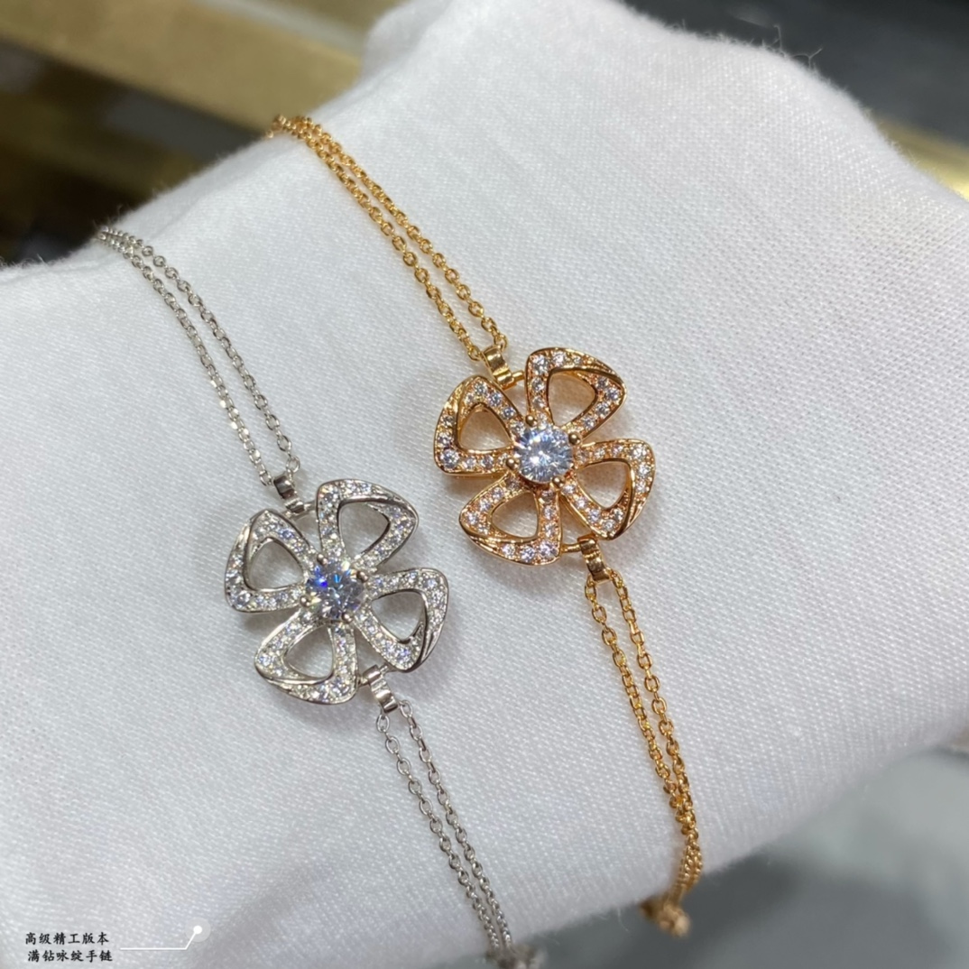 The BVLGARI Fiorever bracelet is a newly released item. The Fiorever flower 🌹 represents the eternal beauty of flowers, making it look passionately adorable. The hollowed-out design gives it a dainty appearance, while the non-hollowed-o