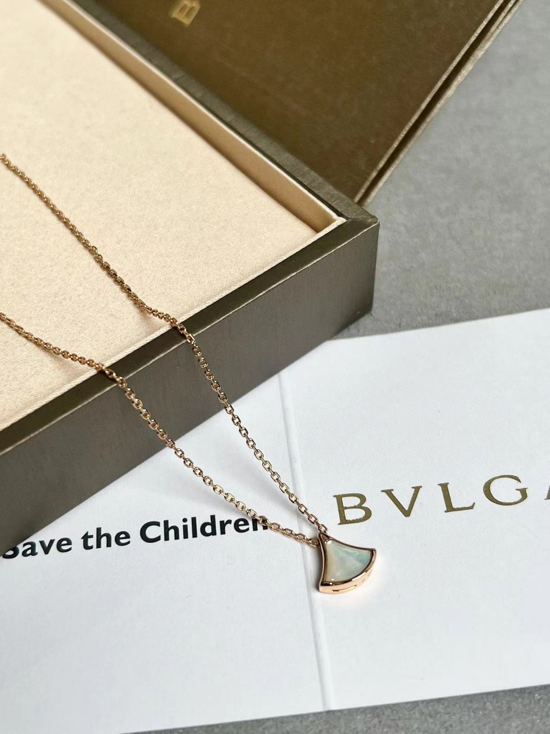 The small fan-shaped jewelry from BVLGARI features an exquisitely petite fan design, which is both delicate and cute. It adds a touch of liveliness and sweetness to your look.