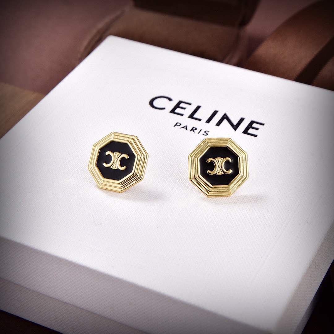 The new Celine Triomphe stud earrings feature a distinctive design, are full of personality, and completely subvert your impression of traditional earrings, making them extremely charming.