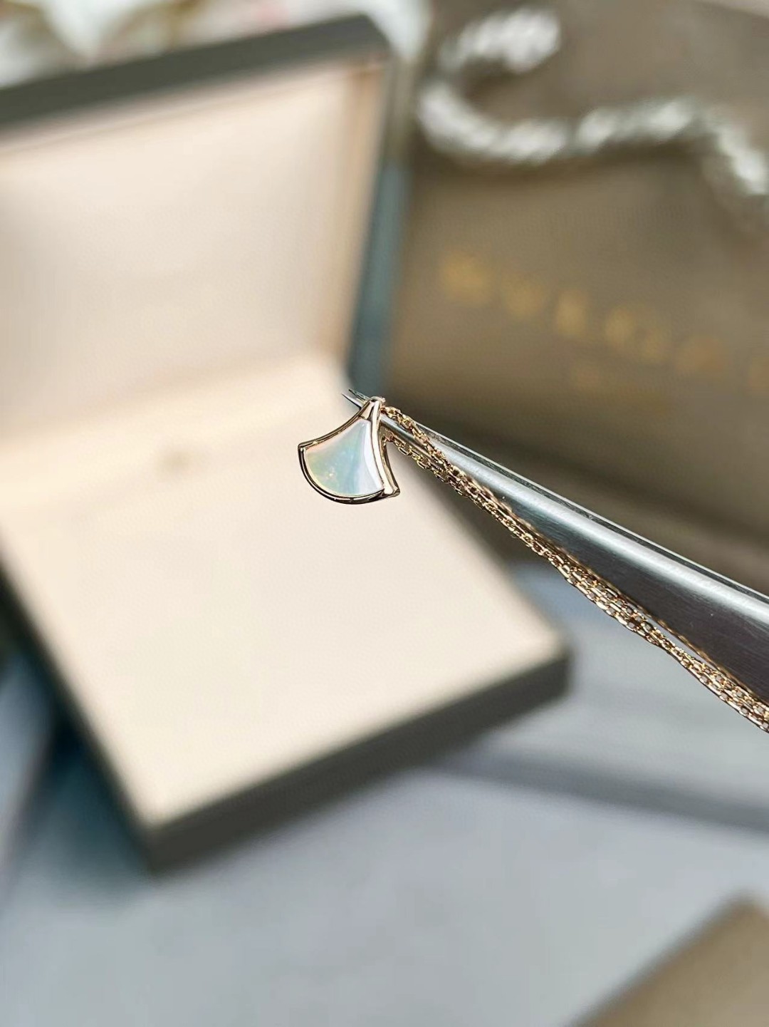 The small fan-shaped jewelry from BVLGARI features an exquisitely petite fan design, which is both delicate and cute. It adds a touch of liveliness and sweetness to your look.