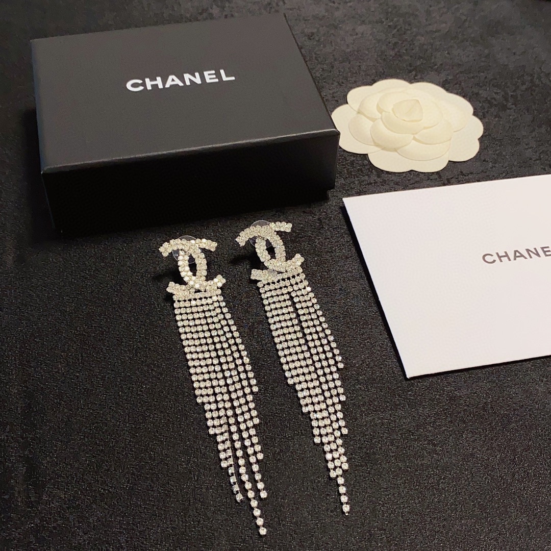 Chanel's full - diamond tassel long - style earrings▲ are extremely beautiful. They are simple, generous, and retain a feminine charm, making them suitable for various occasions, from daily wear to evening parties.