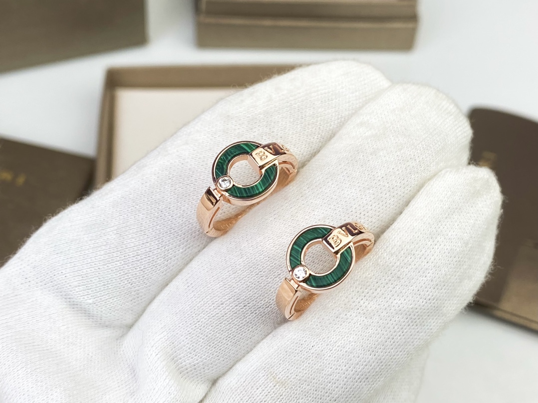 BVLGARI's peacock green letter ring 😍. Exclusive first release. It features high-end hand inlaying with perfect details. ❤️ Since its launch, the popularity of the Roma series has never waned 📣📣. It's in rose gold.