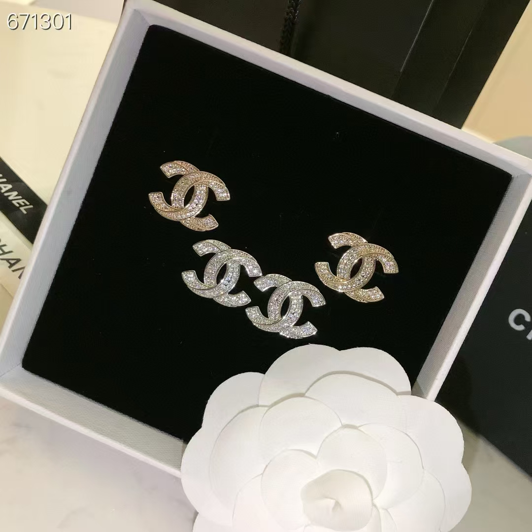 Selling like crazy! The top - recommended hit from Chanel 💘 These Chanel earrings with micro - inlaid crystal - studded letter twisted - rope designs and new - style letters 👑 are the same style as those worn by celebrities 👍