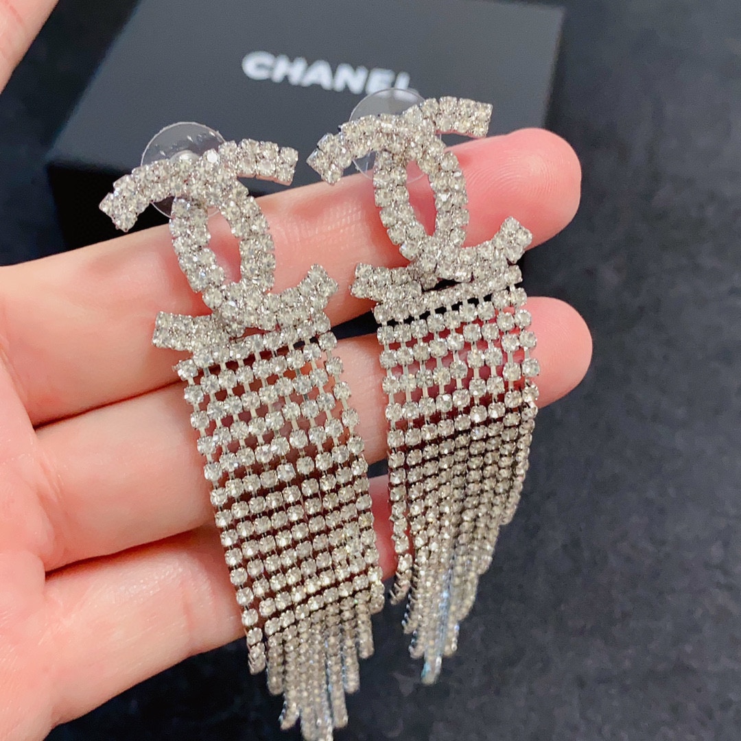 Chanel's full - diamond tassel long - style earrings▲ are extremely beautiful. They are simple, generous, and retain a feminine charm, making them suitable for various occasions, from daily wear to evening parties.