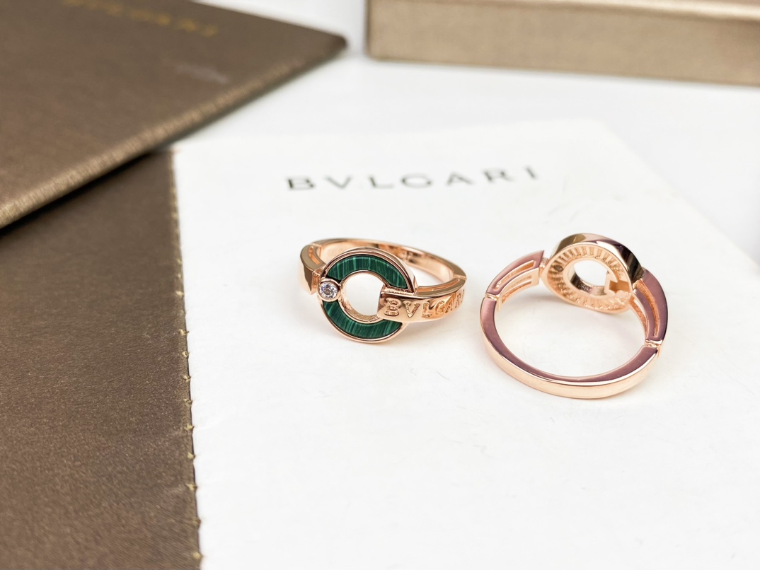 BVLGARI's peacock green letter ring 😍. Exclusive first release. It features high-end hand inlaying with perfect details. ❤️ Since its launch, the popularity of the Roma series has never waned 📣📣. It's in rose gold.