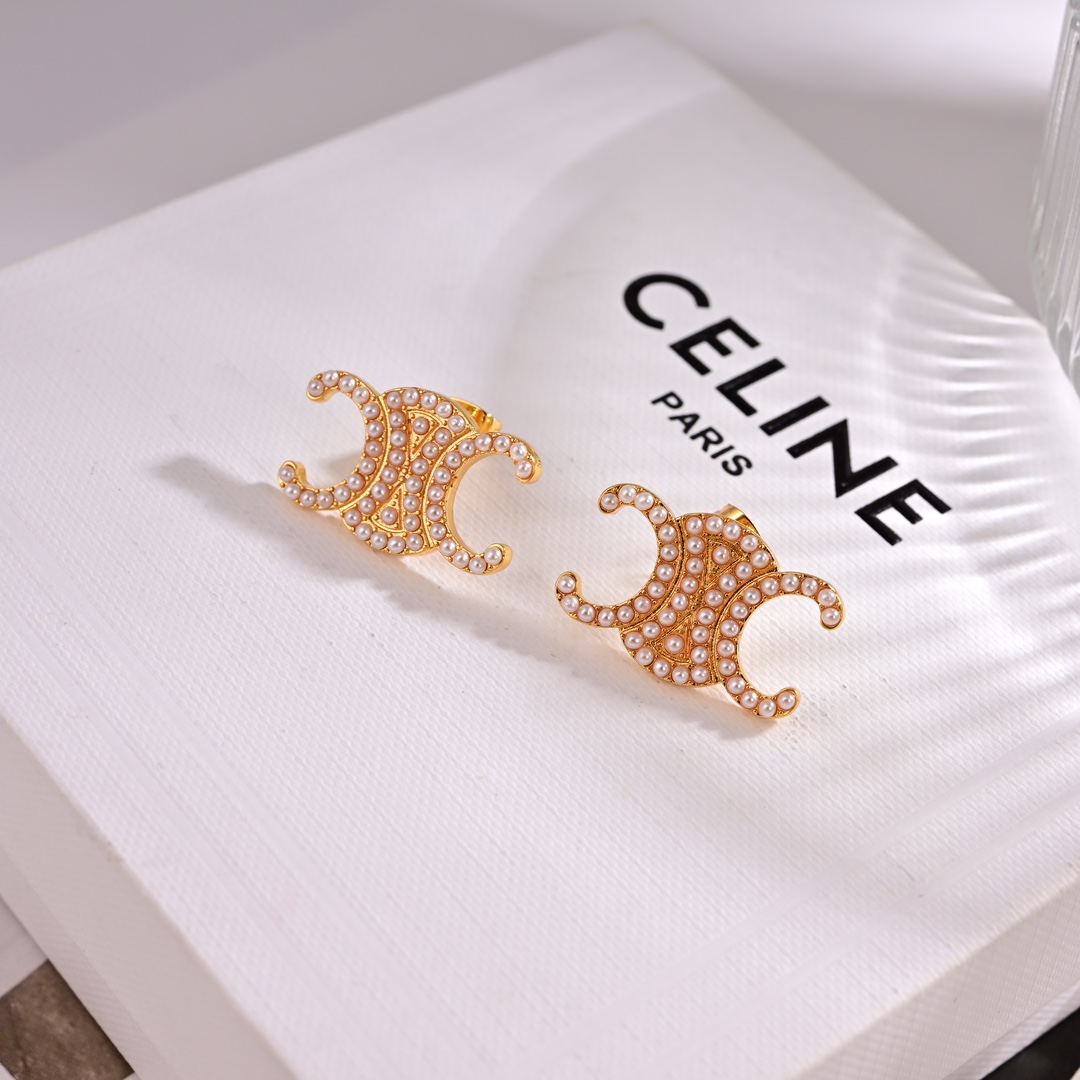 The new Celine stud earrings, the PRECLOUS new arrivals! These simple and stylish earrings 🌟 are uniquely designed, avant-garde, and a must-have for beauties! ❤️