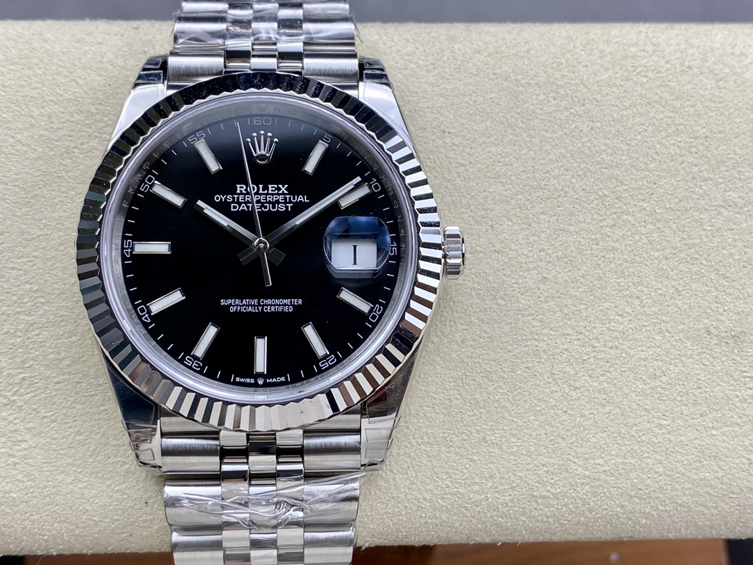 Rolex Datejust watch series 41mm Create a classic watch model. 1: The movement uses Swiss 3235 movement. 2: The material is 904 steel. The curvature of the case side is polished in place, and the thickness of the side is consistent with the original.