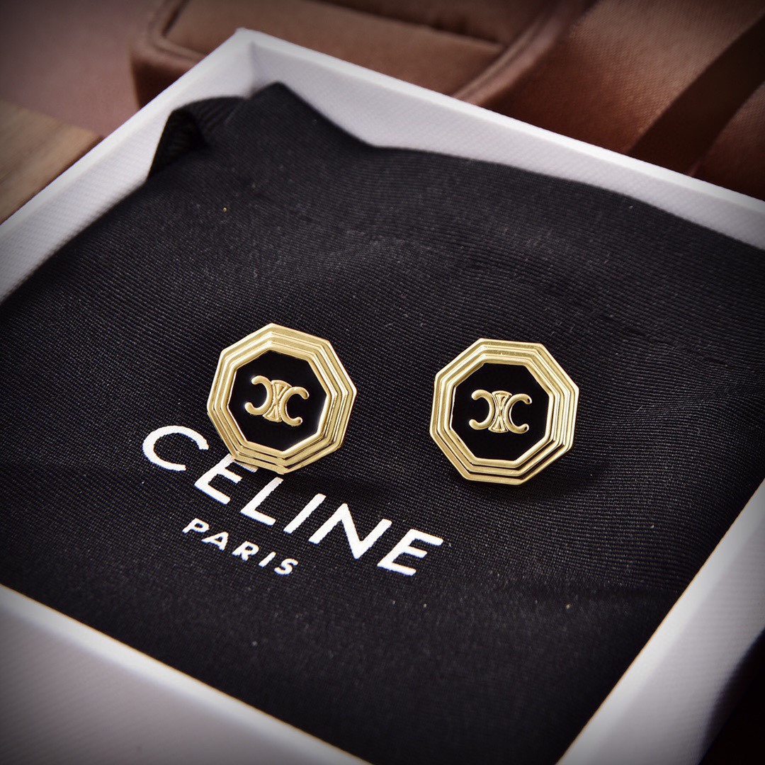The new Celine Triomphe stud earrings feature a distinctive design, are full of personality, and completely subvert your impression of traditional earrings, making them extremely charming.