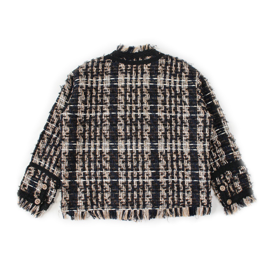 CHANEL The Charlie Luciano CL tweed woven plaid short black-gold-silver thread shirt jacket, a tweed-style jacket, really has its own charming atmosphere. The golden threads are quite distinctive. Recently, the tweed style has been really popular.