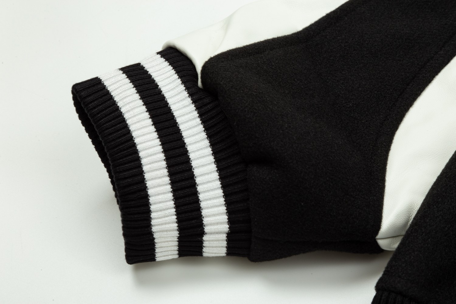 CHANEL spliced flocked embroidered baseball jacket. It has baked lacquer flat all-surface four-piece buttons (the buttons bear the logo).