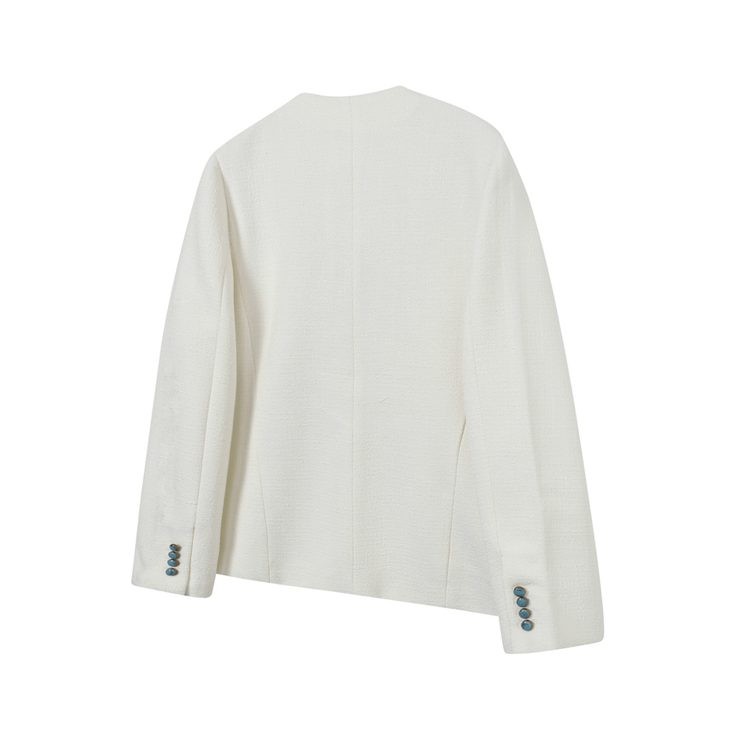 CHANEL 24FW high-end custom white windbreaker with turquoise buttons is made of wool material. When worn as a whole, it looks very three-dimensional. The turquoise used is natural with clear and visible textures.