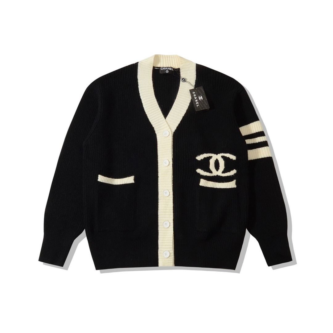 CHANEL 24SS double-pocket letter logo jacquard knit. It comes with a double-pocket configuration and a classic V-neck design. Made of high-quality imported wool-blended spun yarn, it has good elasticity, is resistant to pilling and has excellent warm