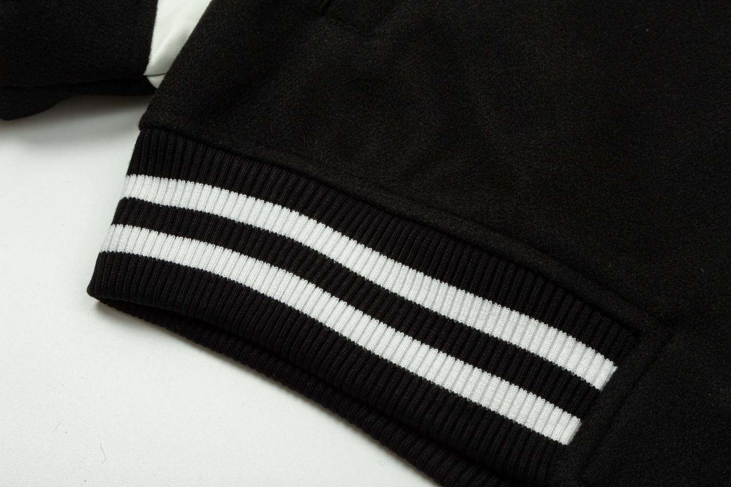 CHANEL spliced flocked embroidered baseball jacket. It has baked lacquer flat all-surface four-piece buttons (the buttons bear the logo).