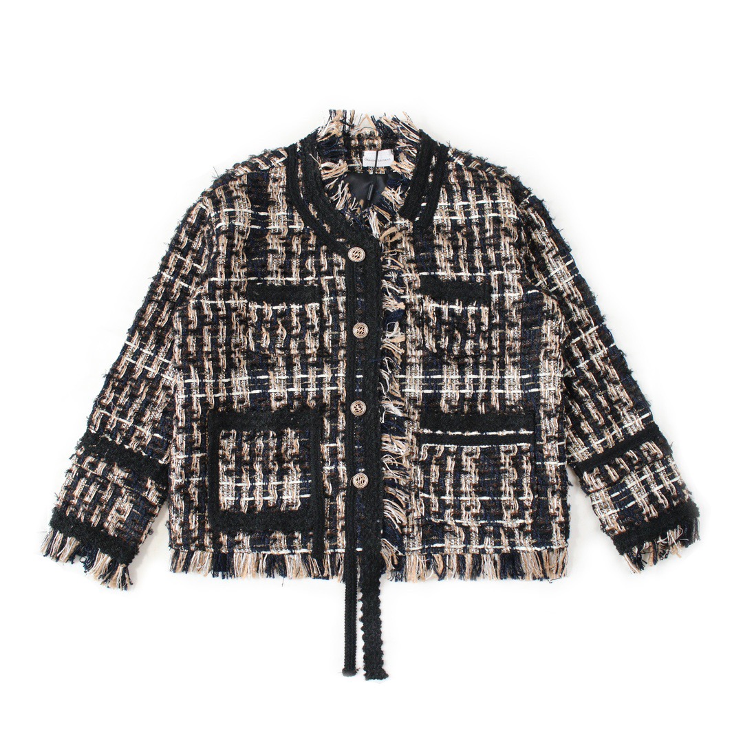 CHANEL The Charlie Luciano CL tweed woven plaid short black-gold-silver thread shirt jacket, a tweed-style jacket, really has its own charming atmosphere. The golden threads are quite distinctive. Recently, the tweed style has been really popular.