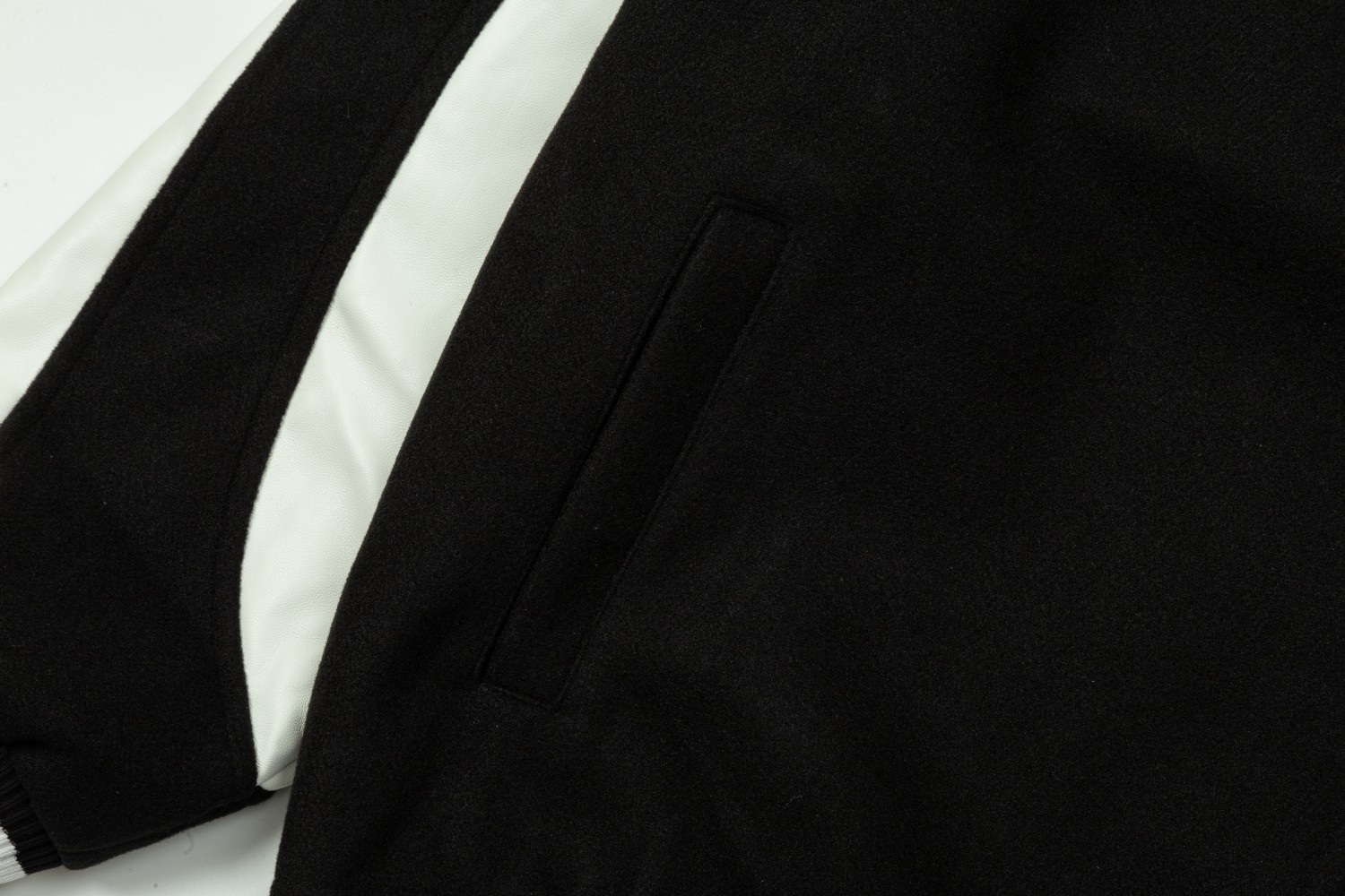 CHANEL spliced flocked embroidered baseball jacket. It has baked lacquer flat all-surface four-piece buttons (the buttons bear the logo).