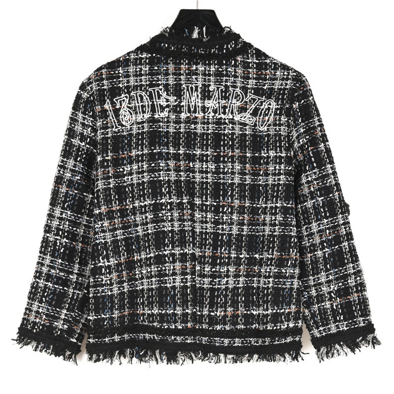 CHANEL13DEMARZO tweed jacket is crafted from classic tweed fabric, presenting a noble and elegant texture. The color scheme with black as the main tone is intertwined with white lines to form a plaid pattern, creating a rich sense of layering.
