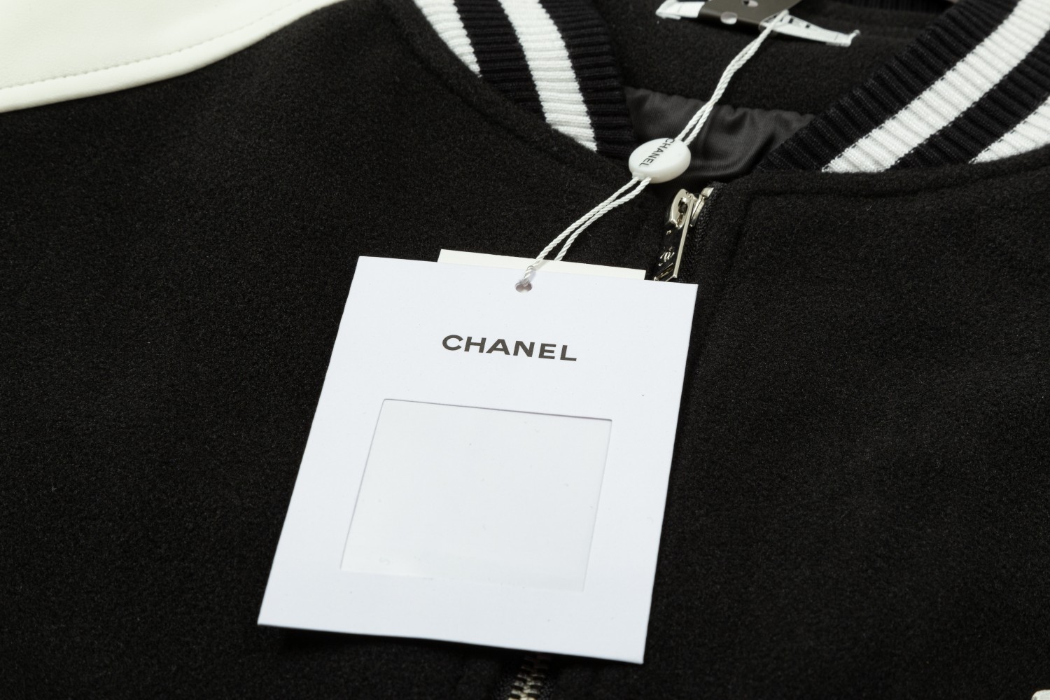 CHANEL spliced flocked embroidered baseball jacket. It has baked lacquer flat all-surface four-piece buttons (the buttons bear the logo).