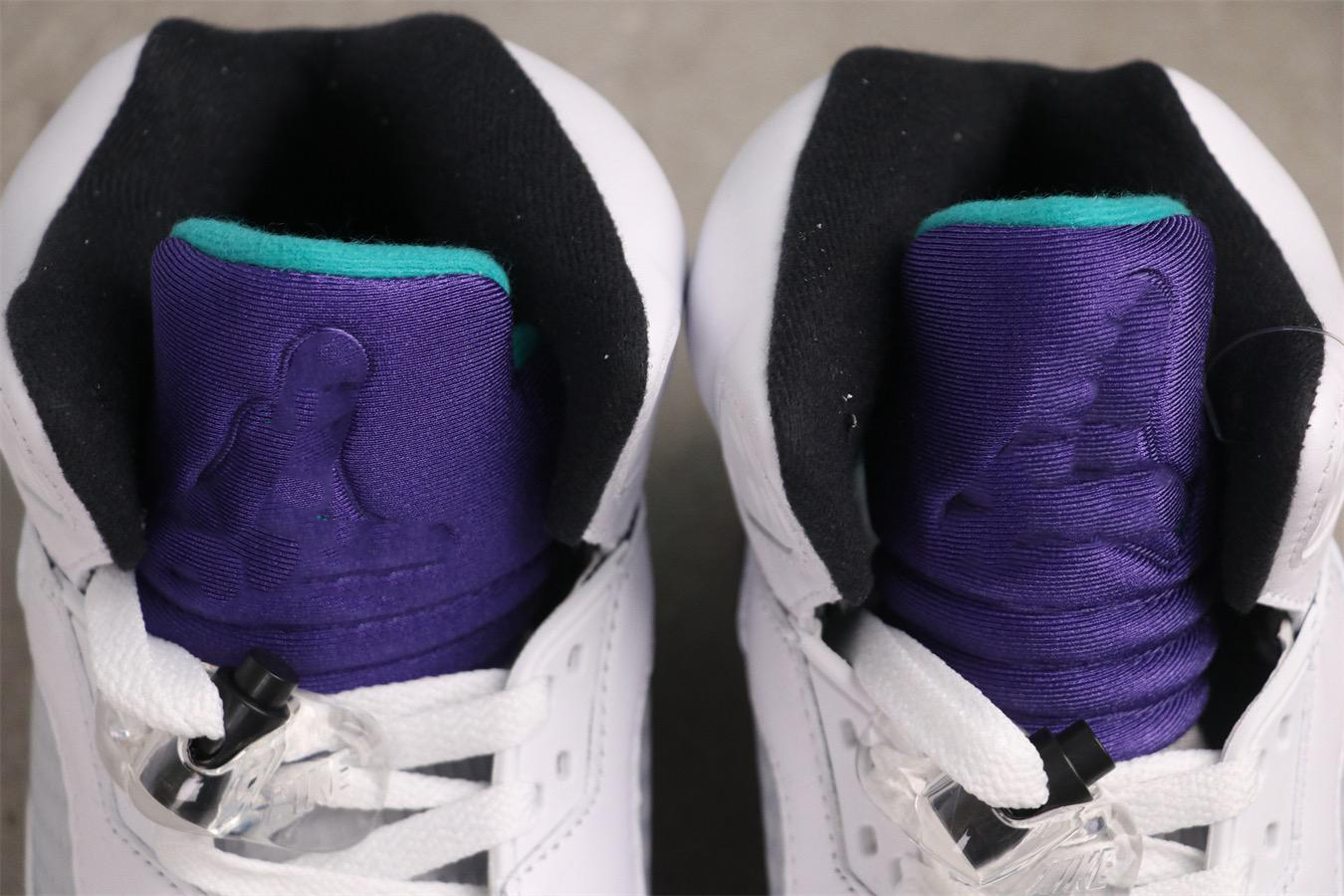 High-top white and purple grapes