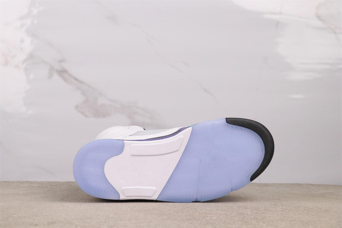 High-top white and purple grapes