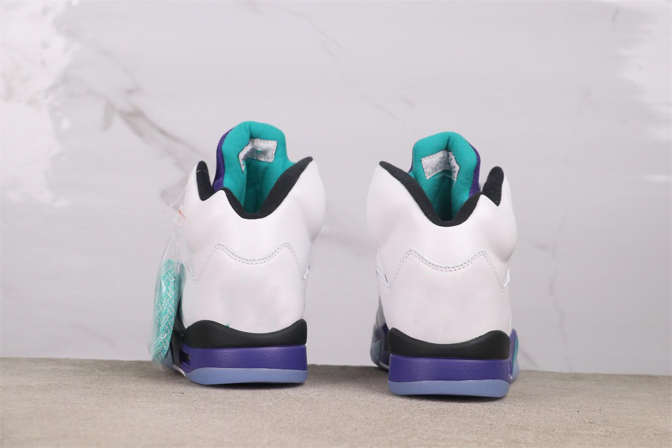 High-top white and purple grapes