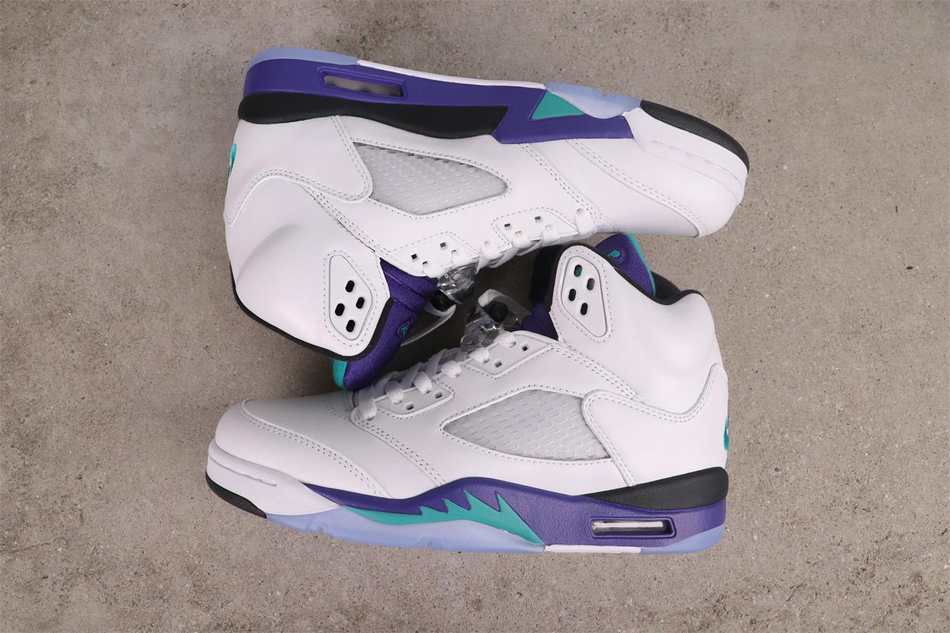 High-top white and purple grapes