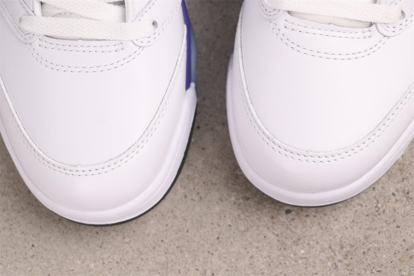 High-top white and purple grapes