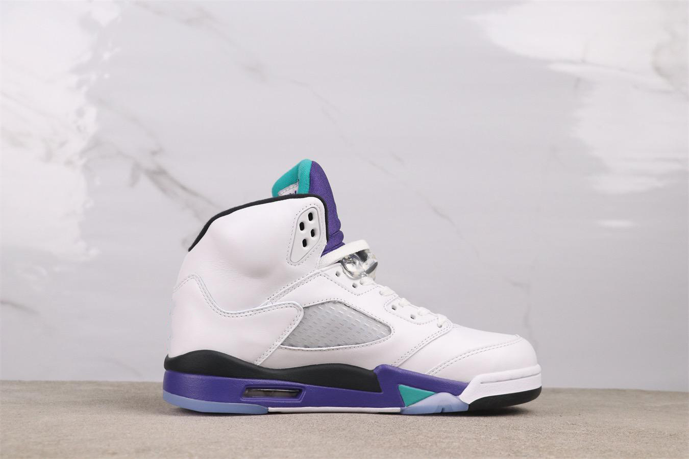 High-top white and purple grapes