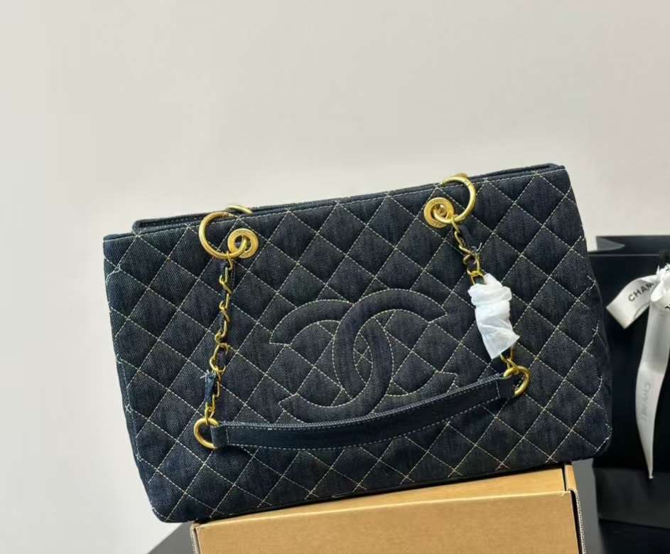 Chanel vintage chain tote bag