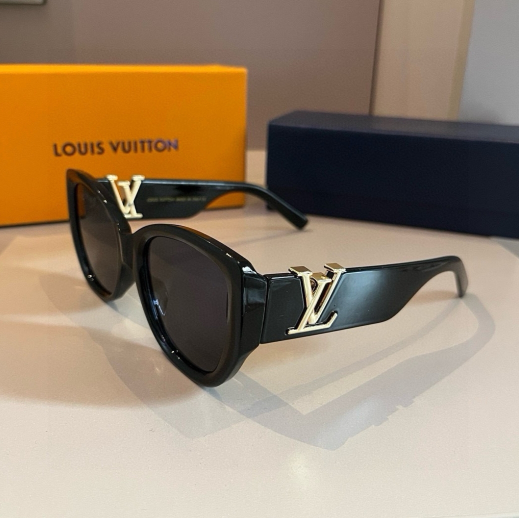 Louis Vuitton logo sunglasses
