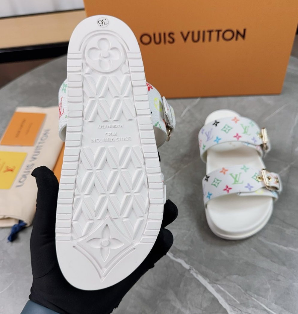 Louis Vuitton Spring and summer new fashionable and beautiful beach slippers