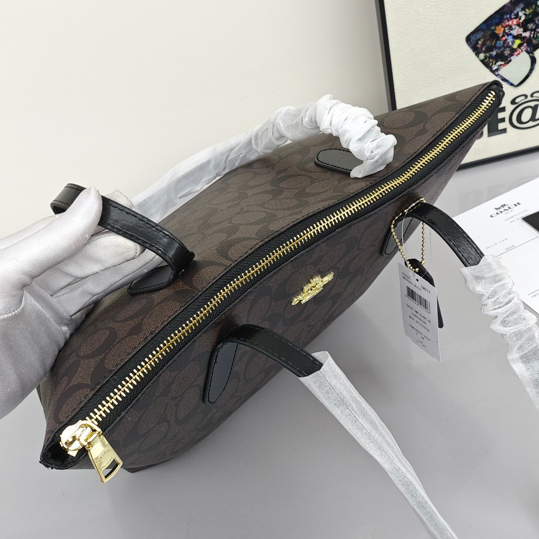 Coach zip130 tote bag