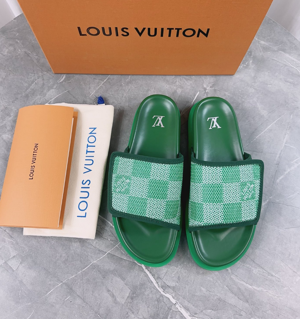 Louis Vuitton Spring and summer new fashionable and beautiful retro green slippers