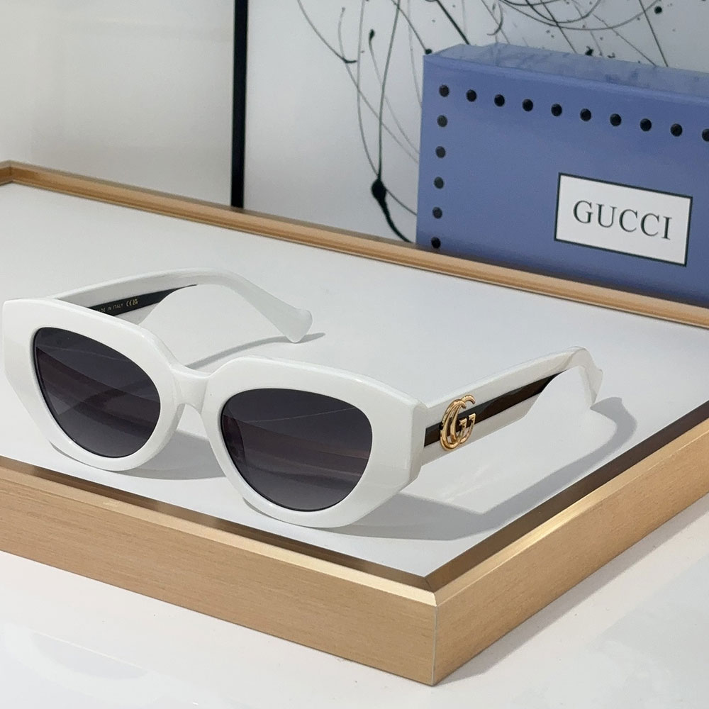 Gucci  The legs are Decorated With the Signature Double G  sunglasses Top quality