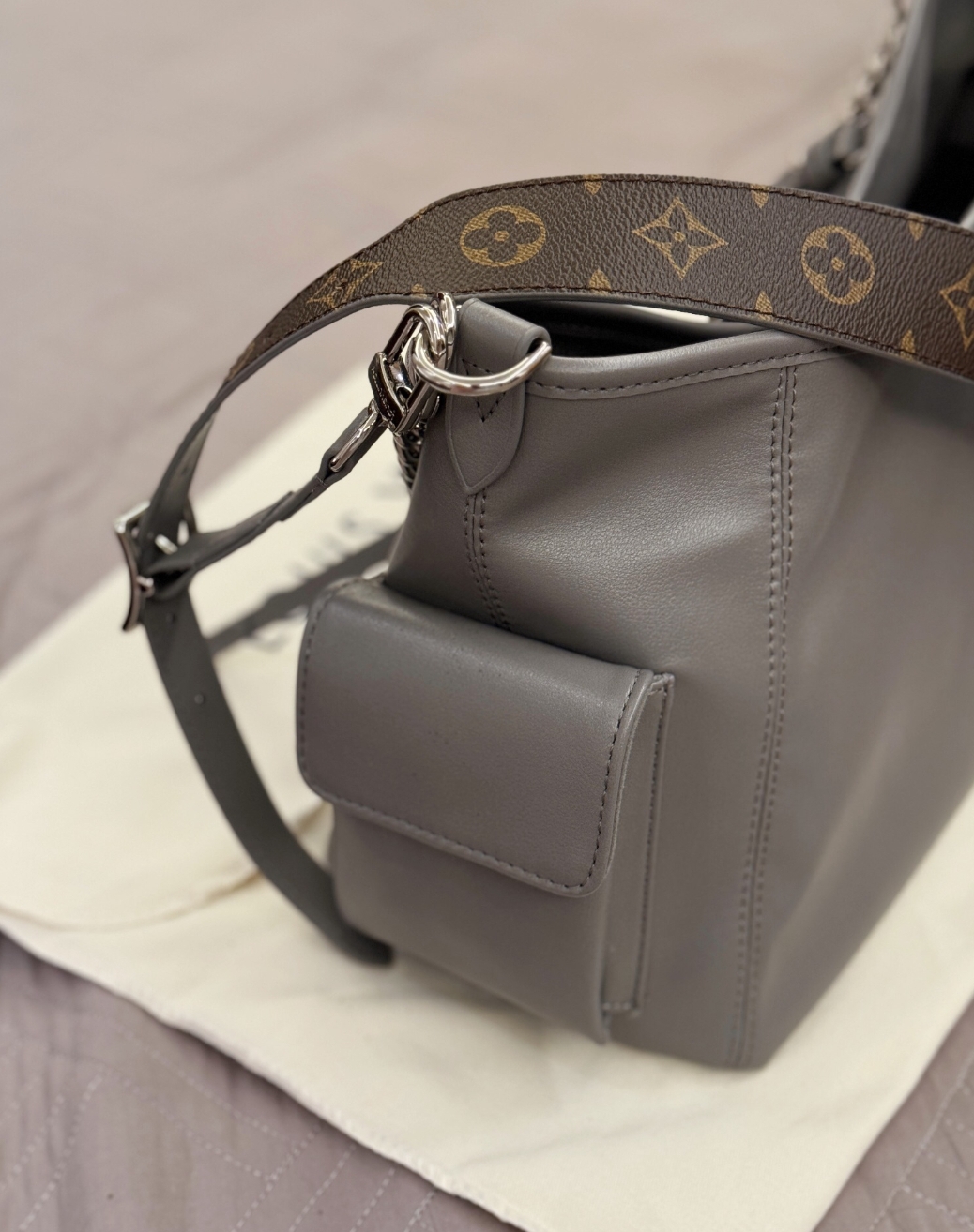 Louis Vuitton's new version of the carryall Grey Samurai