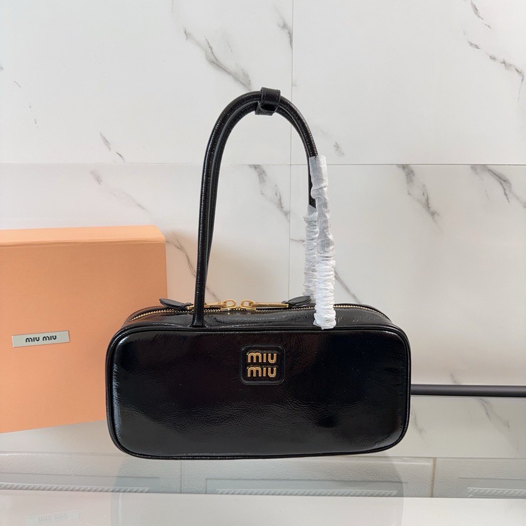 Miumiu Beau Naplak patent leather bag
