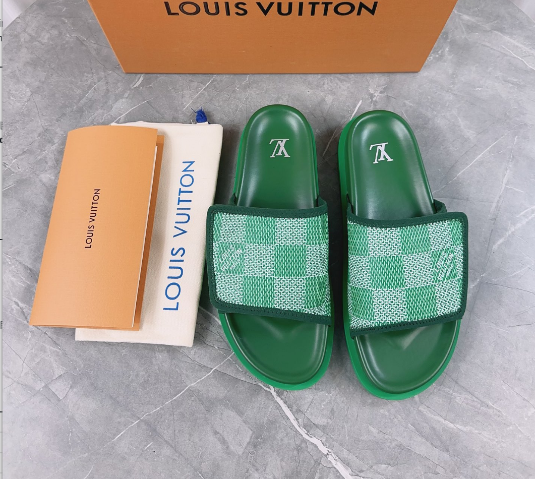 Louis Vuitton Spring and summer new fashionable and beautiful retro green slippers